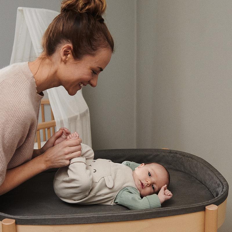 Cunas para bebés, la famosa cuna ovalada Stokke Sleepi ahora en color gris  bruma