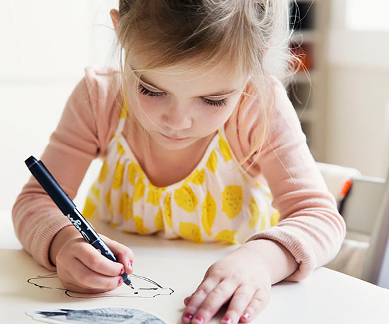 En pige tegner et billede