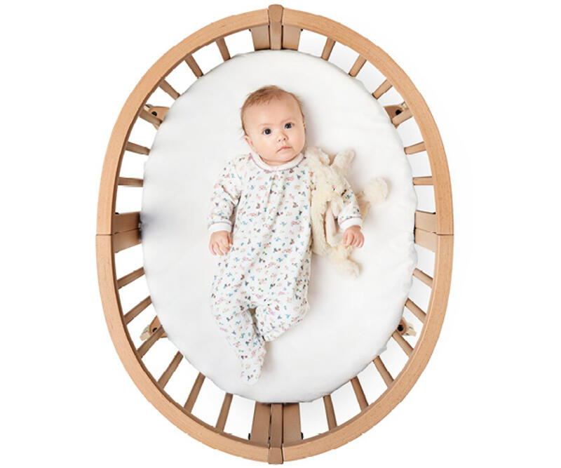 Baby in een Stokke Sleepi bed