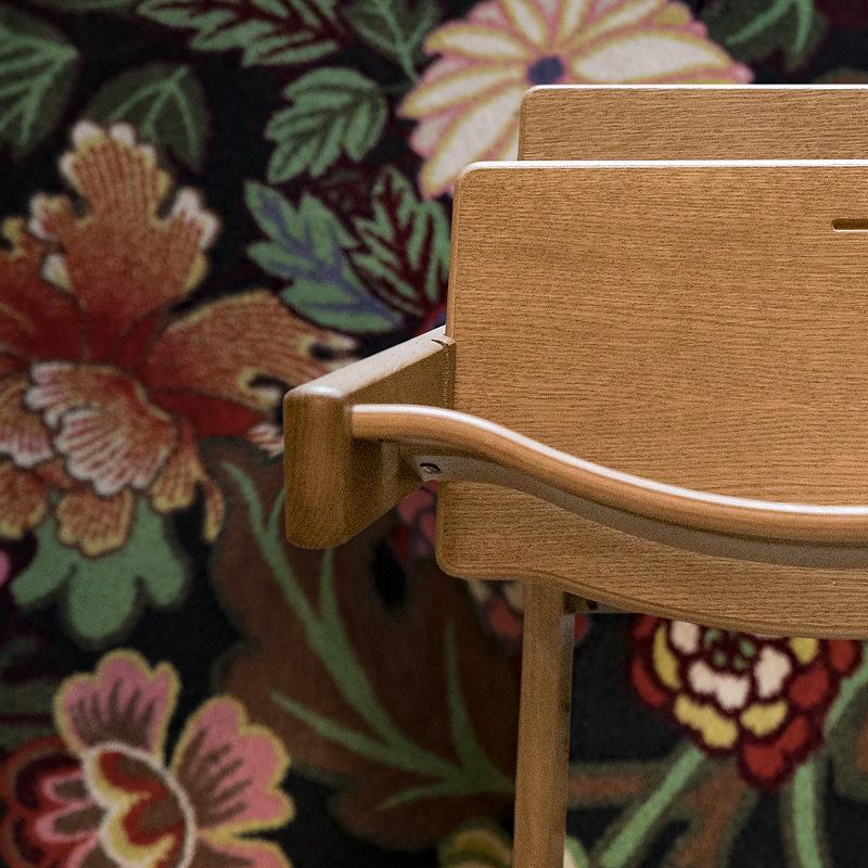 TT in Oak Brown Close-up