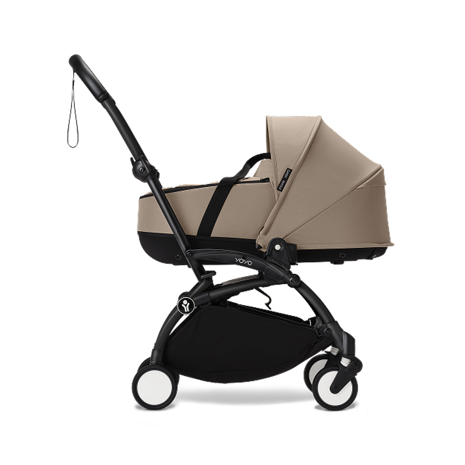 Ein beiger STOKKE YOYO Kinderwagen mit schwarzem Gestell und Babywanne.