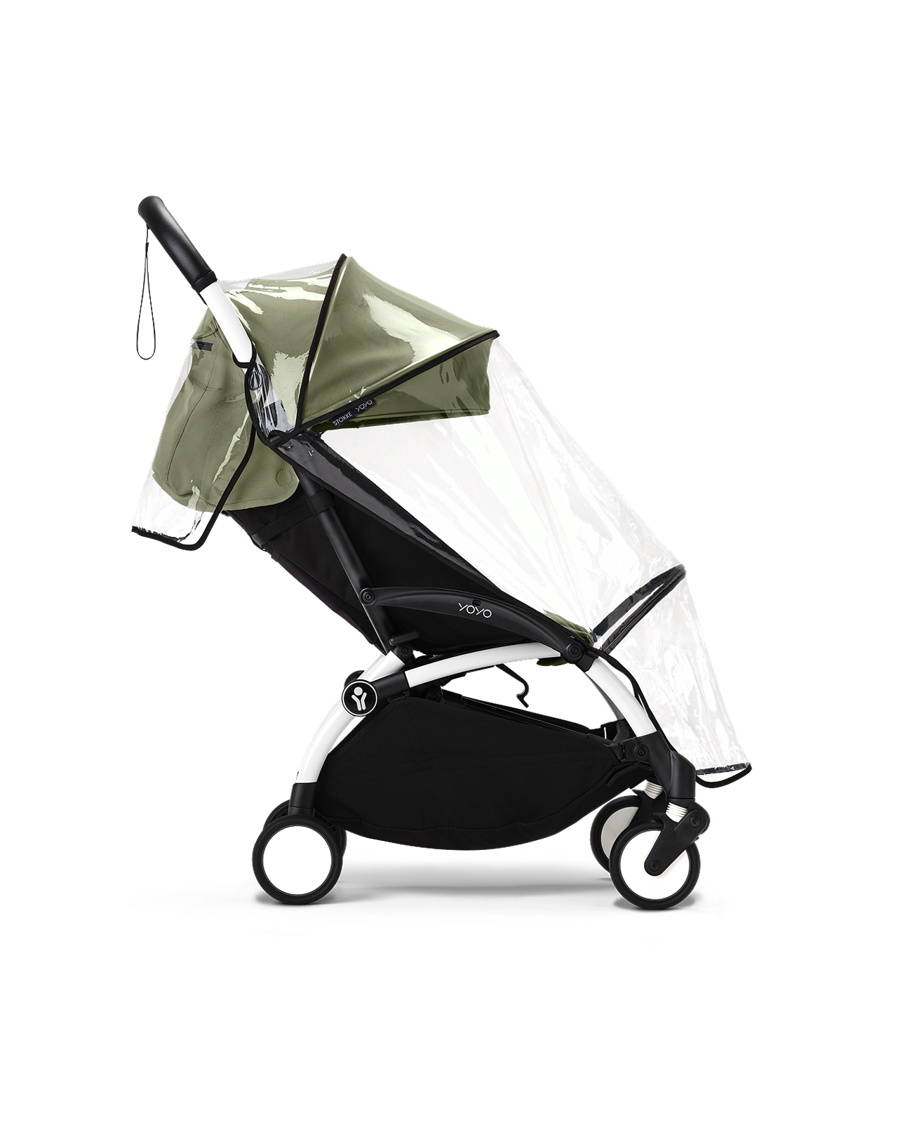Cochecito STOKKE YOYO con capota verde oliva y cubierta de lluvia transparente sobre un fondo negro.
