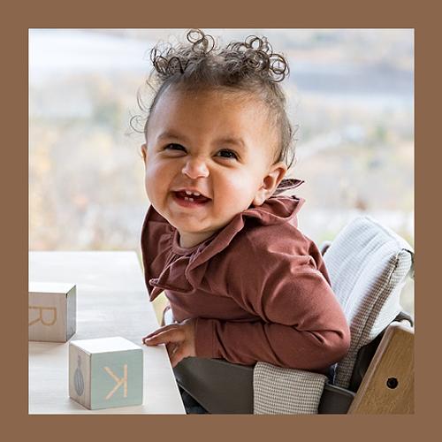 Lachendes Kind im TT in Oak Brown