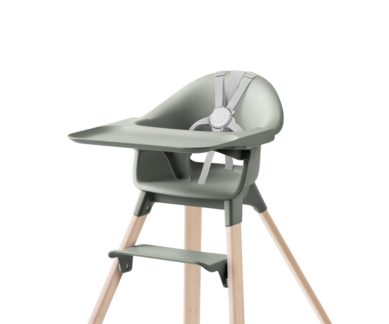 Un seggiolone moderno verde salvia con gambe in legno, un vassoio e un'imbracatura grigio chiaro.