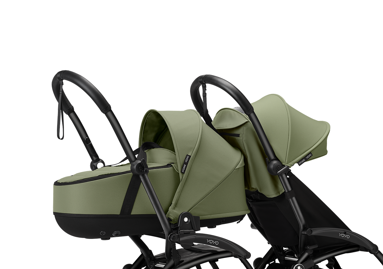 Deux poussettes STOKKE YOYO vert olive : l'une avec une nacelle, l'autre avec un siège, sur fond noir.