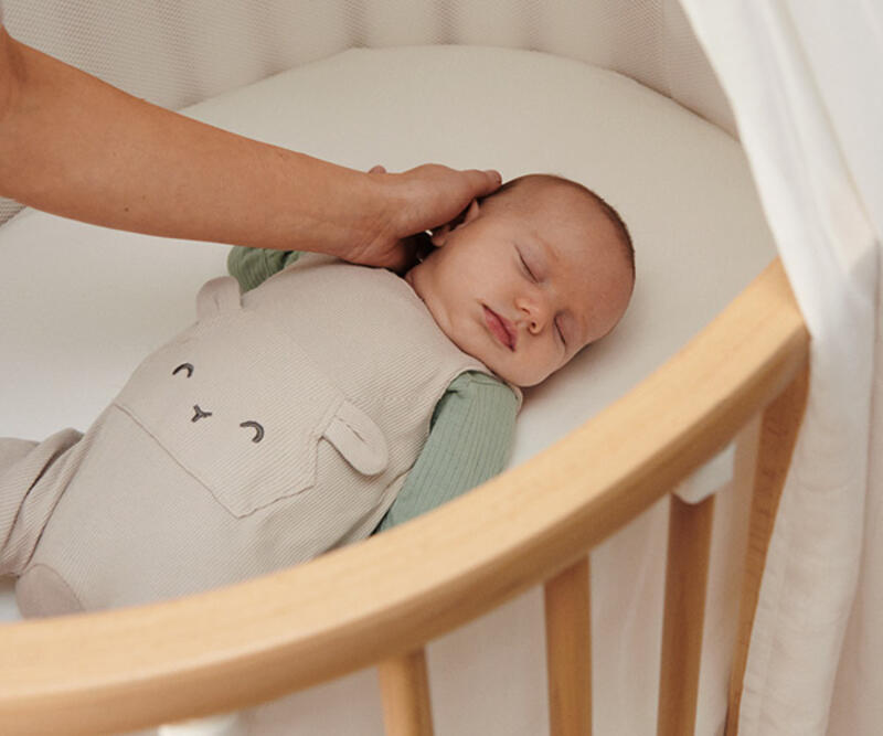 Чтобы обеспечить спокойный сон вашему малышу, в его кроватке не должно быть отвлекающих факторов, таких как любые игрушки или мобили.