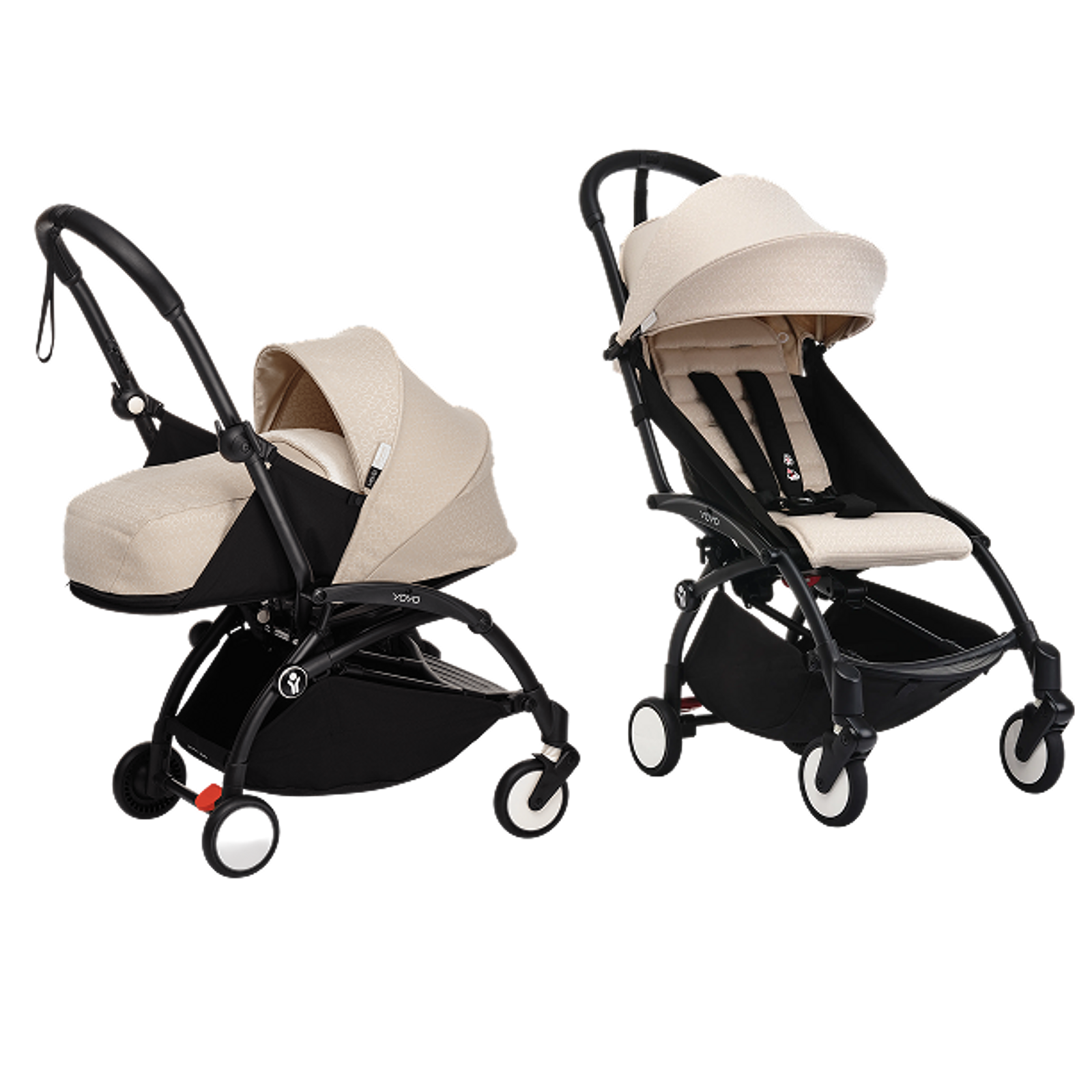 Zwei STOKKE YOYO Kinderwagen: einer mit Babywanne, einer mit Sitz, beide beige und schwarz.