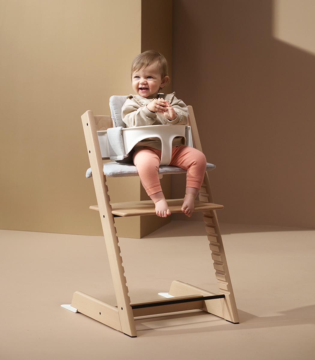 STOKKE ハイチェア 黒 背もたれと座椅子のストライプクッション付き STOKKE ハイチェア 黒 背もたれと座椅子のストライプクッション付き