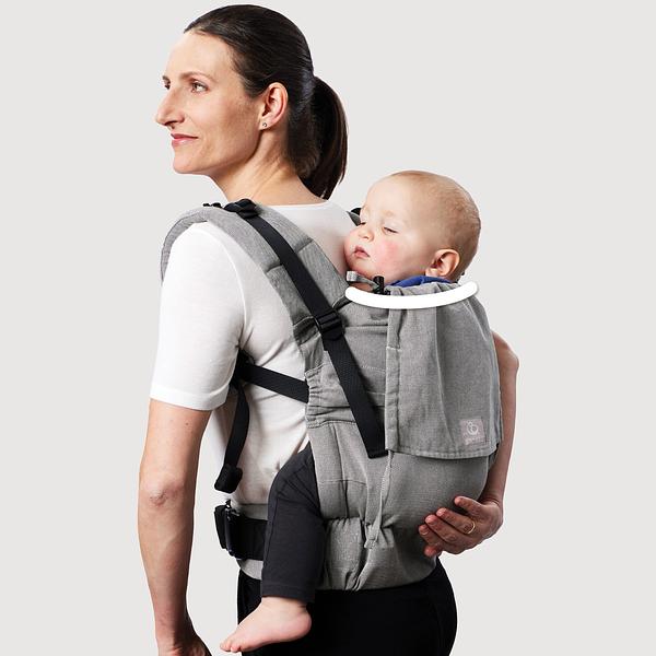 Stokke® Limas™ Carrier Flex Back Carrying: Spread squat position