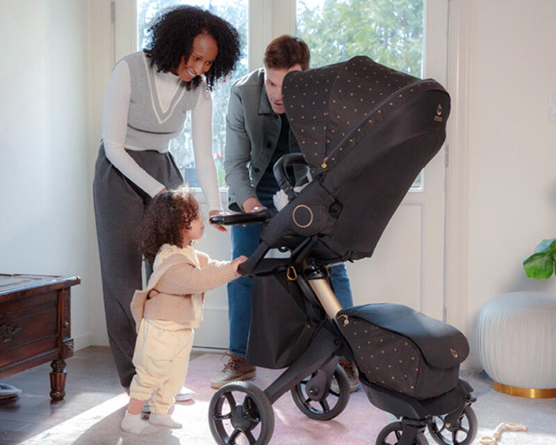 Mother, father, and child looking at their Xplory® X in Signature Black.