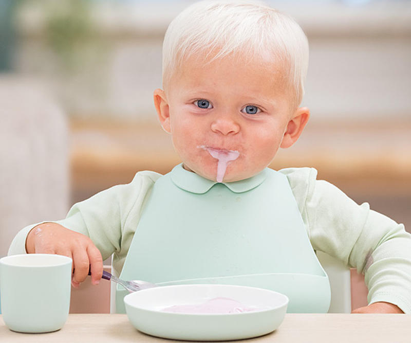 Bambino che mangia