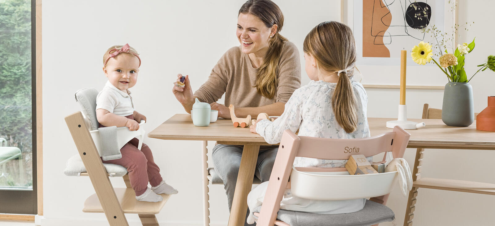 2 Kinder mit Mutter beim Essen