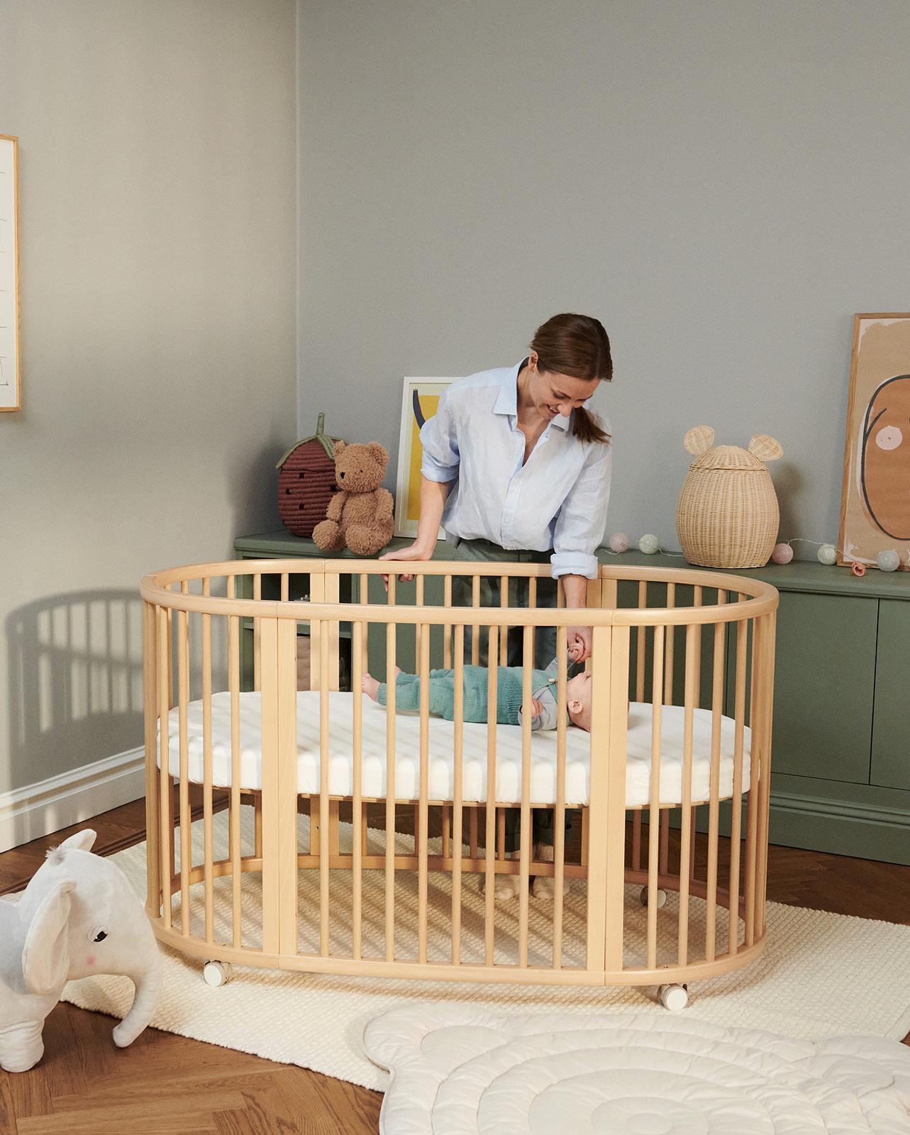 Stokke® Sleepi™｜成長に寄り添うアイコニックなベビーベッド | Stokke