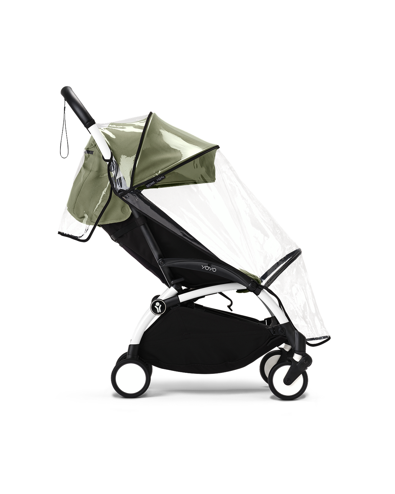 Poussette STOKKE YOYO avec un auvent vert olive et une housse de pluie transparente sur fond noir.